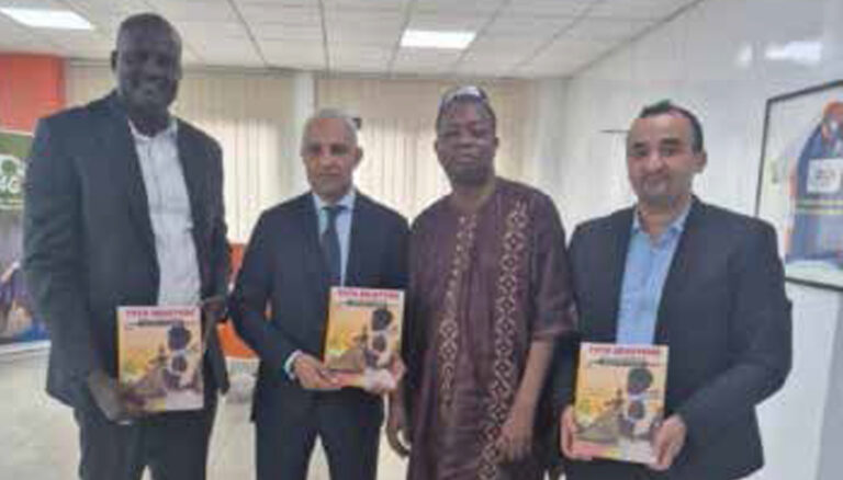 BD “TATA ADJATCHE“ : Le DG/Moov Omar Nahli séduit par l’œuvre de Tiburce Adagbè
