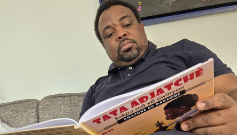 BD “TATA ADJATCHE’’ : Le premier exemplaire dédicacé à Sidikou Karimou (Tiburce Adagbe peint l’histoire vraie d’une amazone du Danxomè)