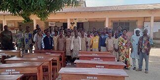 Amélioration des conditions d’études au Ceg Albarika de Parakou: Edouard M. Goudémé fait don de 25 tables-bancs