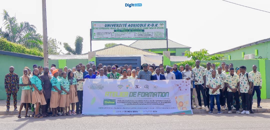 Participants de l'atelier avec le Vice-recteur chargé de la recherche scientifique de l'UP et acteurs de l'environnement