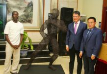 Hommage à Bruce Lee: L’ambassadeur chinois réceptionne une sculpture de l’artiste Rémy Samuz