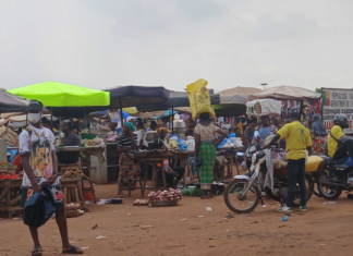 Législatives et Communales 2026: À Akassato, le marché grouille de monde, les urnes attendent