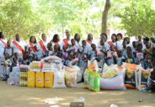 Celebration de la nativité à l’orphelinat « La Maison de la joie » d’Athieme: Les femmes au cœur d’or offrent des vivres et cadeaux aux enfants