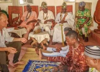 Visite touristique au Palais de Dadah Bokpè Houézrèhouèkè: Des visiteurs allemands au cœur de la spiritualité vodoun