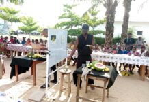 Espace Culturel Le Centre: L’artiste nigérian Midegbeyan Ojisua initie les enfants à la peinture
