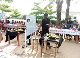 Espace Culturel Le Centre: L’artiste nigérian Midegbeyan Ojisua initie les enfants à la peinture